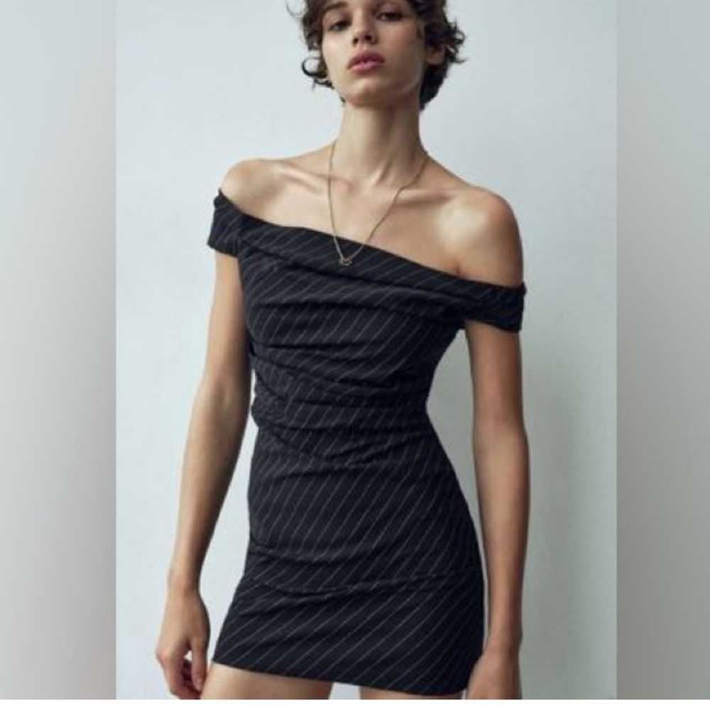 Zara - Off-Shoulder Pinstripe Bodycon Dress in Black